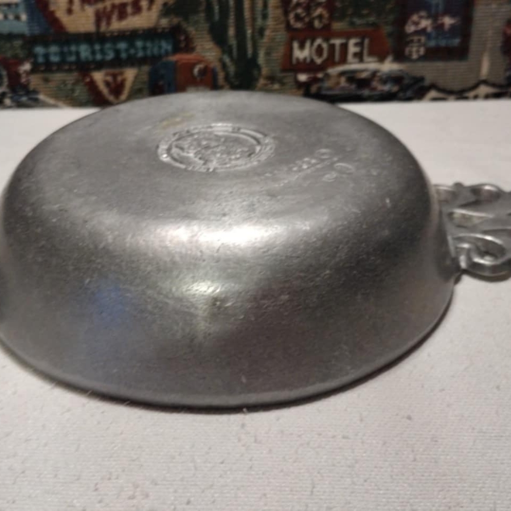 Vintage Wilton bicentennial Armetale Plough Tavern Double Handled Porringer Bowl - Picture 11 of 12